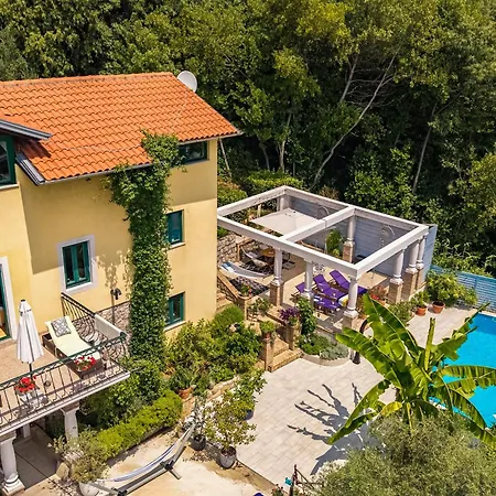Nika With Private Swimming Pool In *