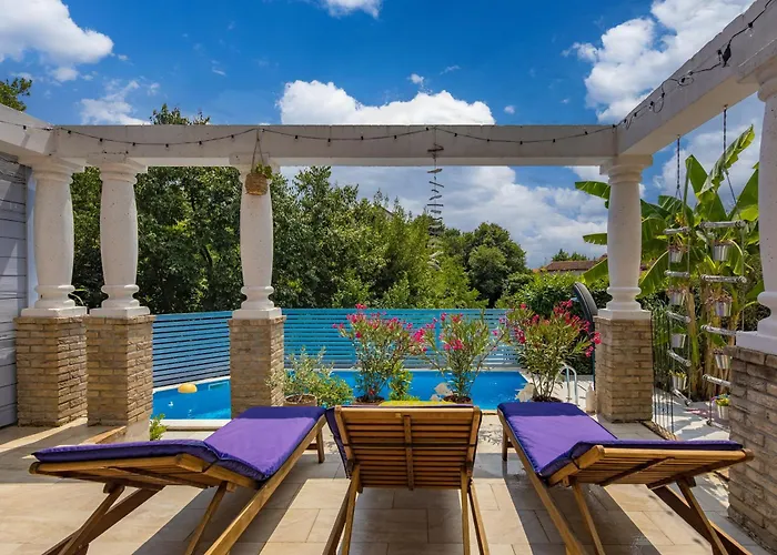 Nika With Private Swimming Pool In Semesterbostad *